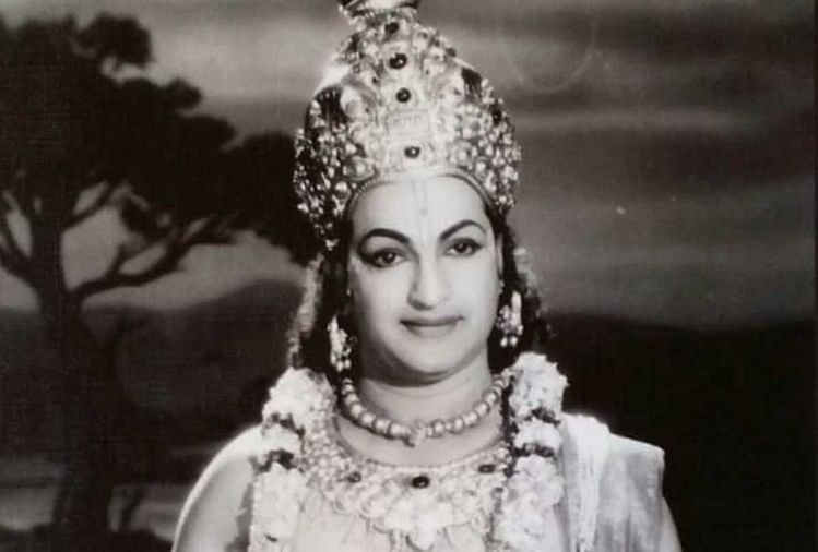 Janmashtami Special Nandamuri Taraka Rama Rao Play Krishna Role For 17  Times In Films - 17 बार 'कृष्ण' बन इस एक्टर ने बनाया था रिकॉर्ड, लोग सच में  भगवान मान करने लगे