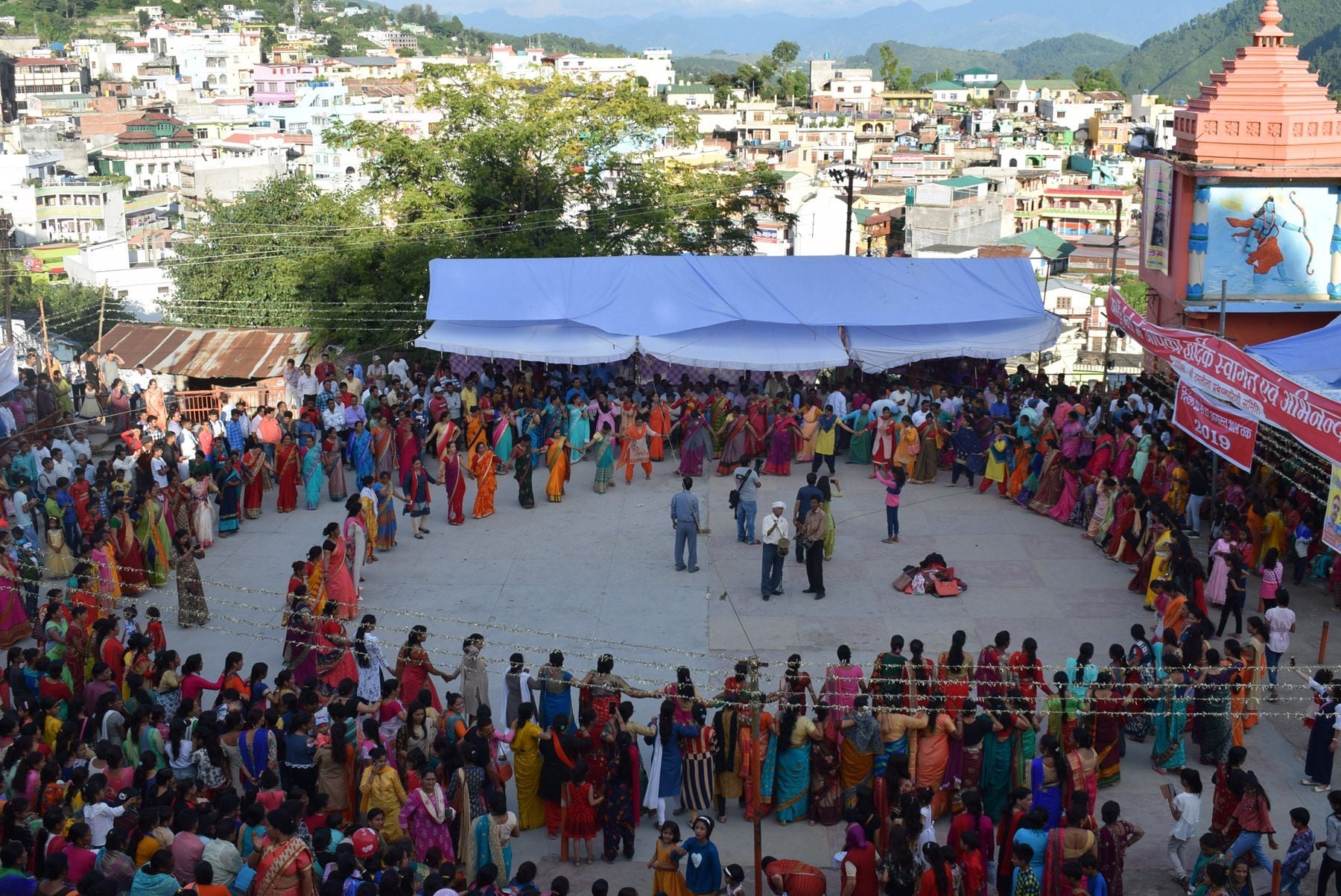 पिथौरागढ़ में चल रहे आठूं महोत्सव में चांचरी गायन करतीं महिलाएं। अमर उजाला पिथौरागढ़ में चल रहे आठूं महोत्सव में चांचरी गायन करतीं महिलाएं। अमर उजाला