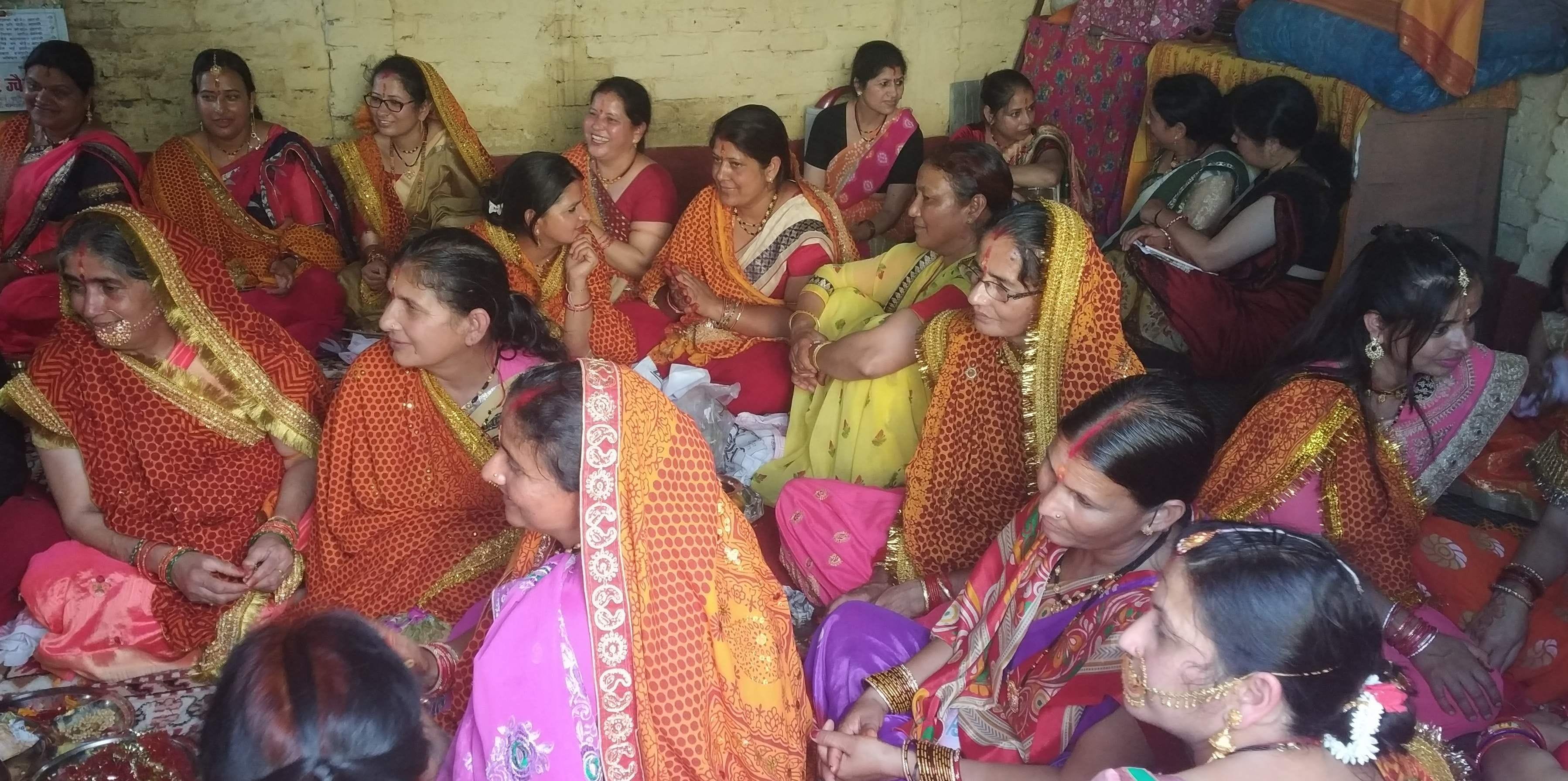 चंपावत के ग्यालीसिरान में गौरा महेश की आराधना करतीं महिलाएं। चंपावत के ग्यालीसिरान में गौरा महेश की आराधना करतीं महिलाएं।