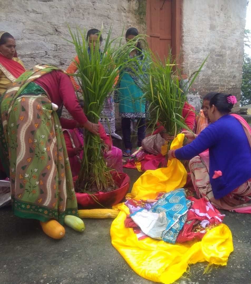 लोहाघाट के सुंई गांव में अनाजों से माँ गौरा की मूर्ति बनातीं महिलाएं। लोहाघाट के सुंई गांव में अनाजों से माँ गौरा की मूर्ति बनातीं महिलाएं।
