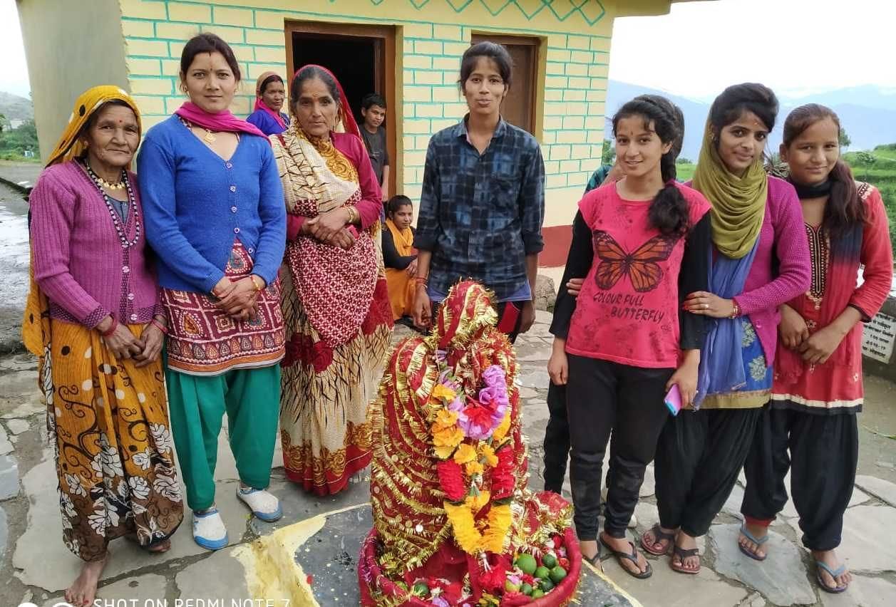 नेपाल सीमा से लगे लोहाघाट के जिंडी गांव में मां गौरा की पूजा अर्चना करतीं महिलाएं। नेपाल सीमा से लगे लोहाघाट के जिंडी गांव में मां गौरा की पूजा अर्चना करतीं महिलाएं।