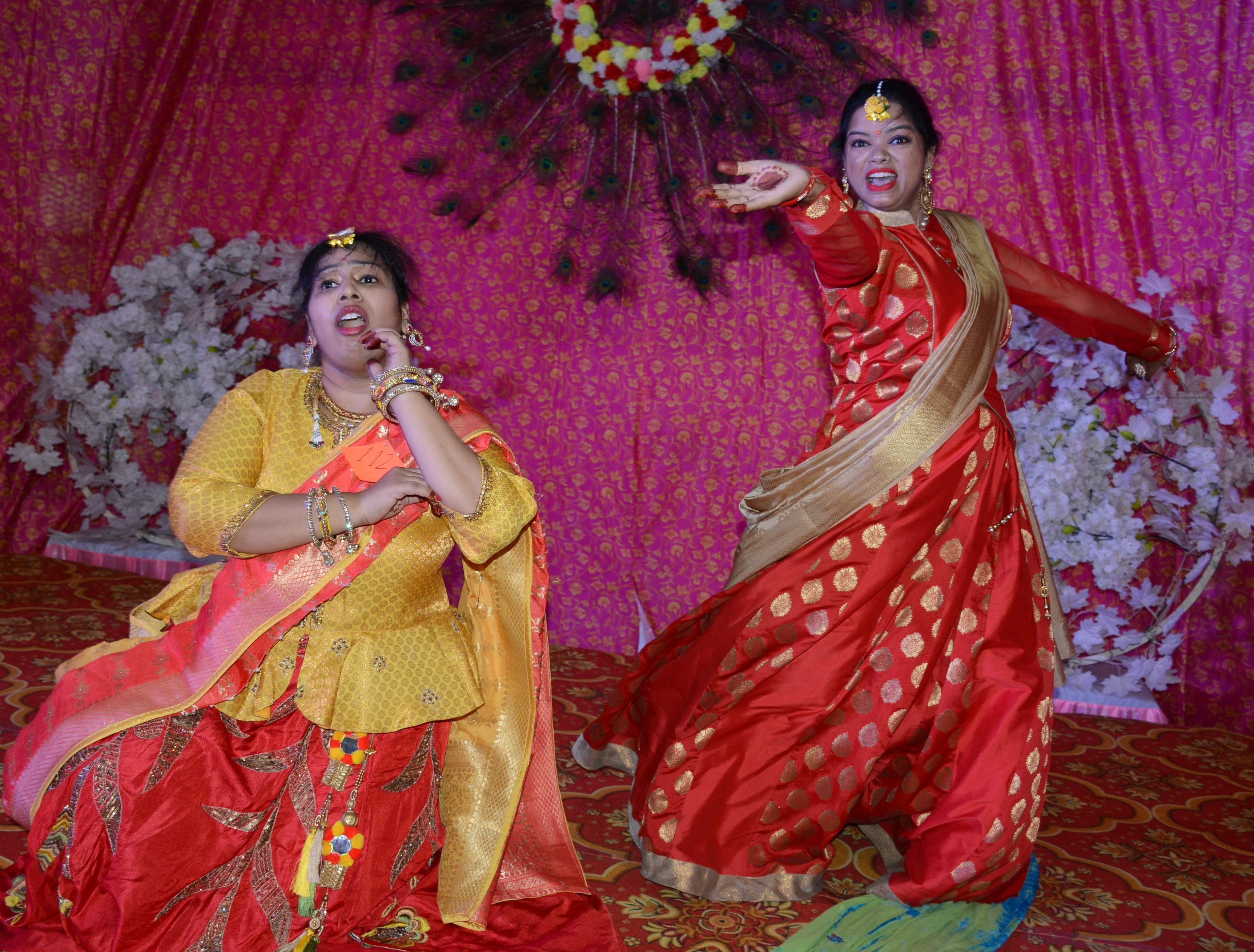 जैन धर्मशाला में जैन मिलन महिला एकता की ओर से तीजोत्सव कार्यक्रम में नृत्य की प्रस्तुति देती मह?