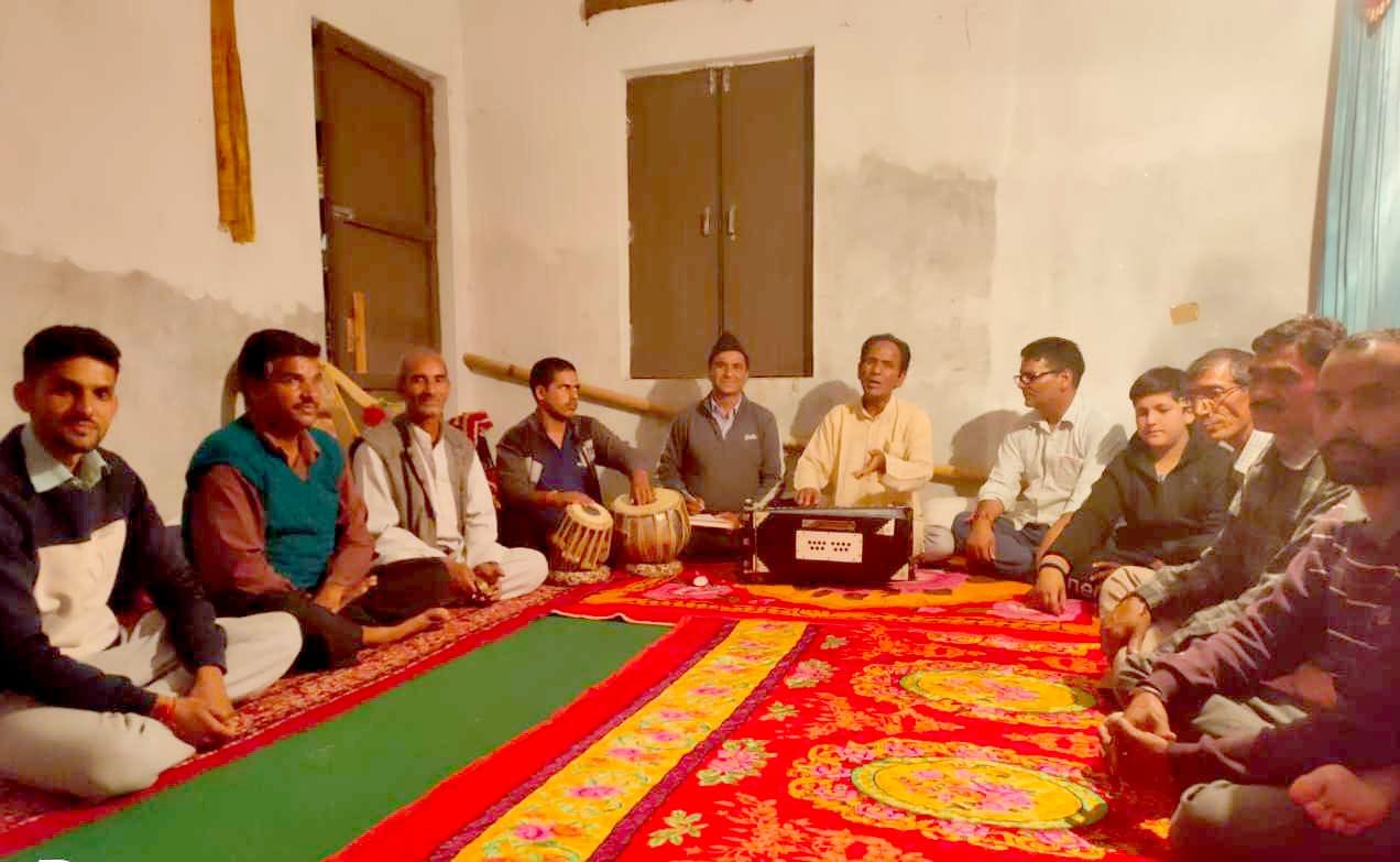 पाटी में आयोजित भजन संध्या में झूमते कलाकार। पाटी में आयोजित भजन संध्या में झूमते कलाकार।