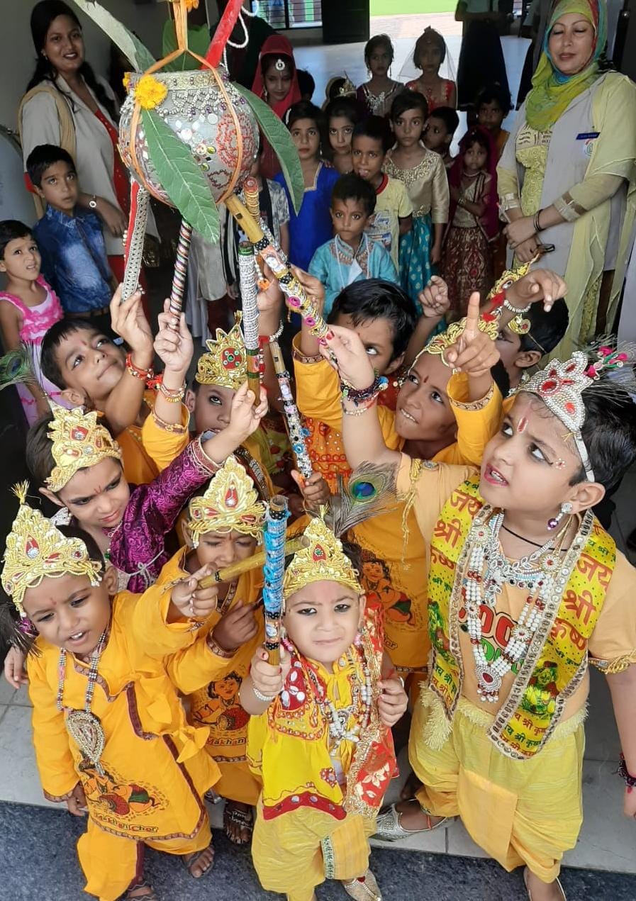 ढी पुख्ता :- क्षेत्र के गांव गढ़ी अब्दुल्ला खा में स्थित भारत इंटरनेशनल स्कूल में श्रीकृष्णजन्मो?