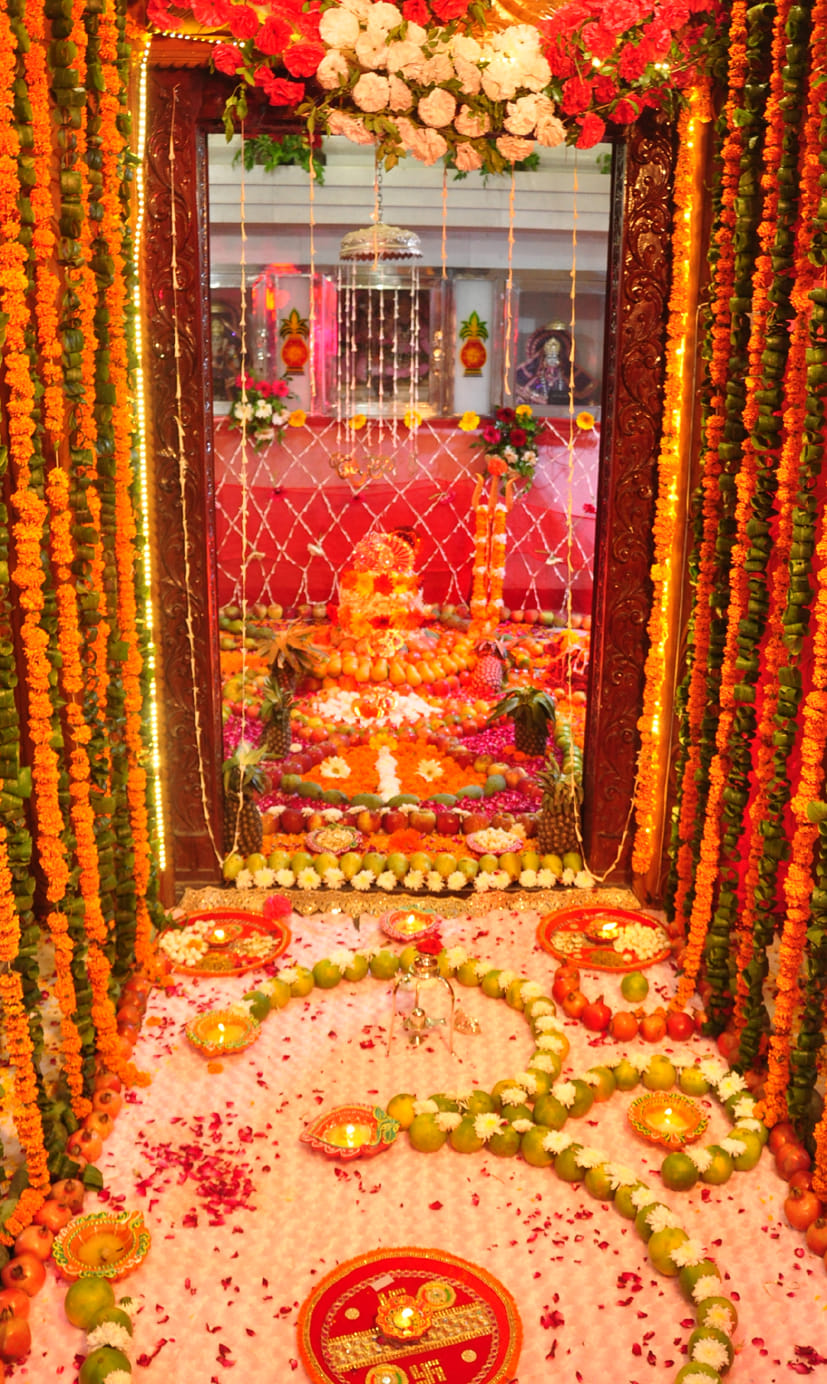 बागेश्वर मन्दिर मे बना फूलो का बंगला बागेश्वर मन्दिर मे बना फूलो का बंगला