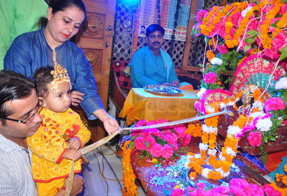 बागेश्वर मन्दिर में ठाकुरजी को झूलाता बच्चा बागेश्वर मन्दिर में ठाकुरजी को झूलाता बच्चा