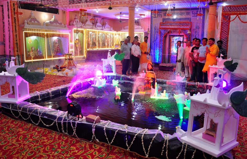 जन्माष्टमी पर माहेश्वरी पंचायती मन्दिर मे बनायी गयी झांकी जन्माष्टमी पर माहेश्वरी पंचायती मन्दिर मे बनायी गयी झांकी