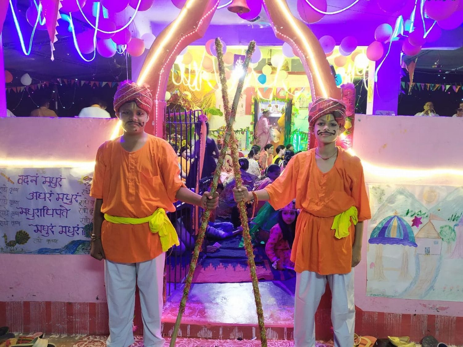 बनबसा बमनपुरी गांव में जन्माष्टमी पर्व पर द्वारपाल बने बच्चे। बनबसा बमनपुरी गांव में जन्माष्टमी पर्व पर द्वारपाल बने बच्चे।