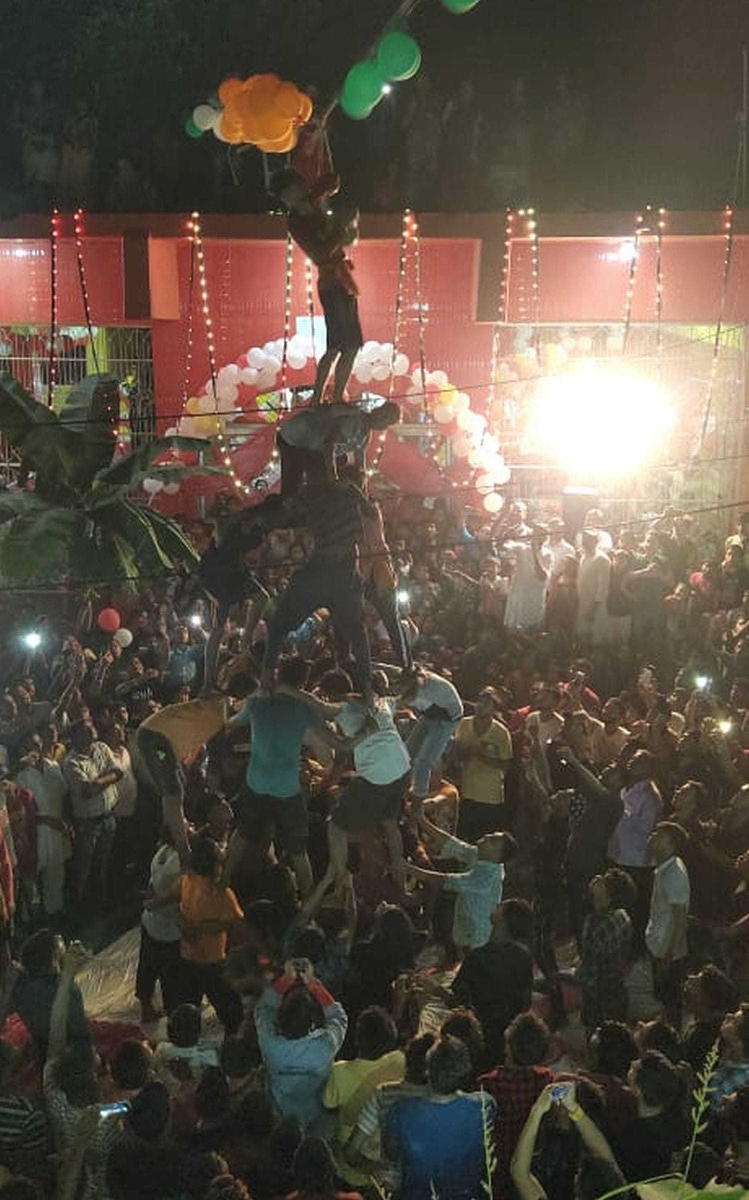 बनबसा में हांडी तोड़स्की प्रतियोगिता में प्रतिभाग करते कान्हा ग्रुप के युवक। बनबसा में हांडी तोड़स्की प्रतियोगिता में प्रतिभाग करते कान्हा ग्रुप के युवक।