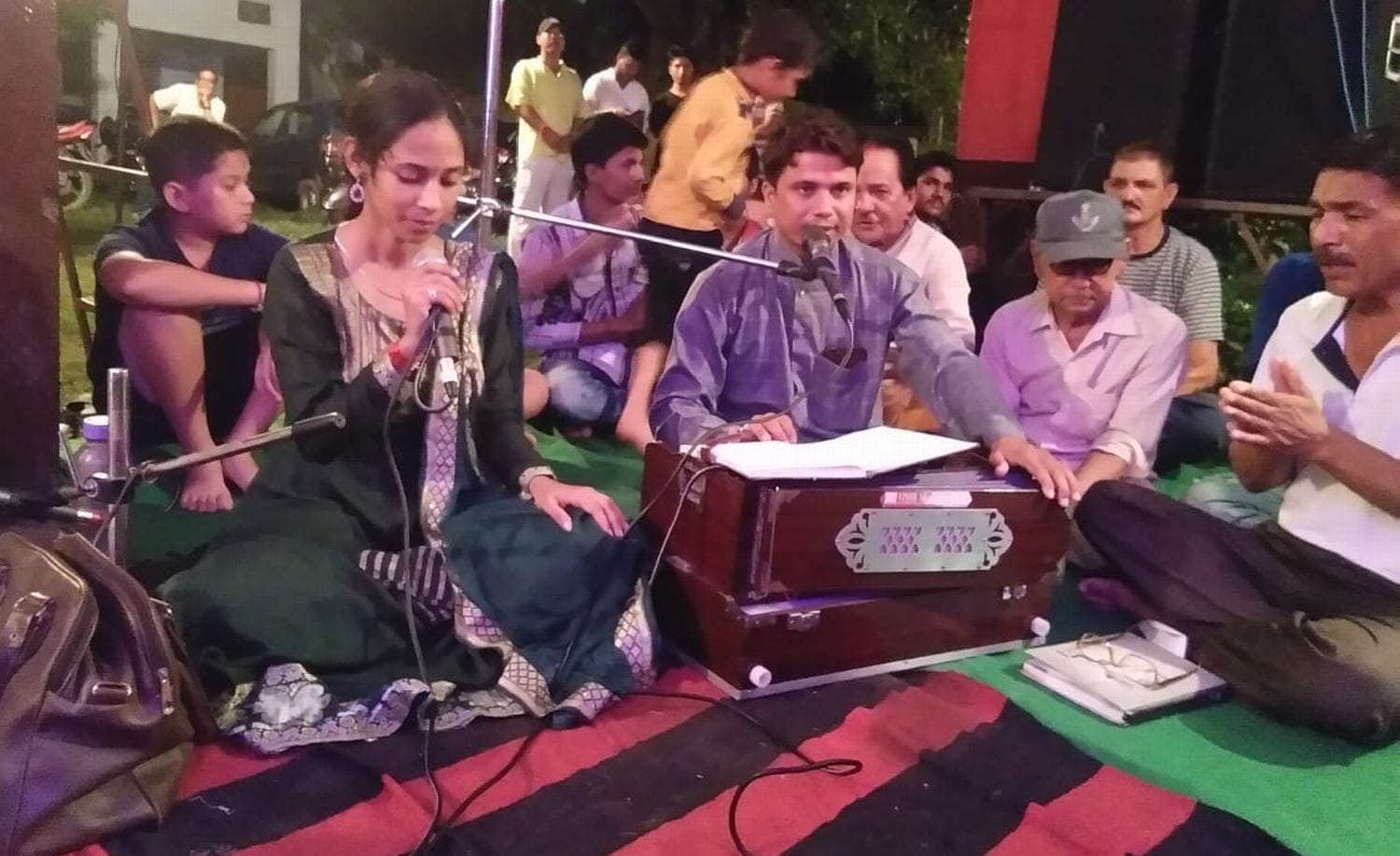 बनबसा चंदनी में भजन संध्या में भजन प्रस्तुत करते गायक। बनबसा चंदनी में भजन संध्या में भजन प्रस्तुत करते गायक।