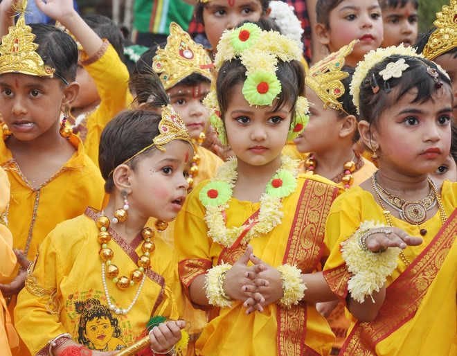मिनर्वा पब्लिक स्कूल में राधा-कृष्ण के स्वरूप में बच्चों ने मनमोह लिया। मिनर्वा पब्लिक स्कूल में राधा-कृष्ण के स्वरूप में बच्चों ने मनमोह लिया।