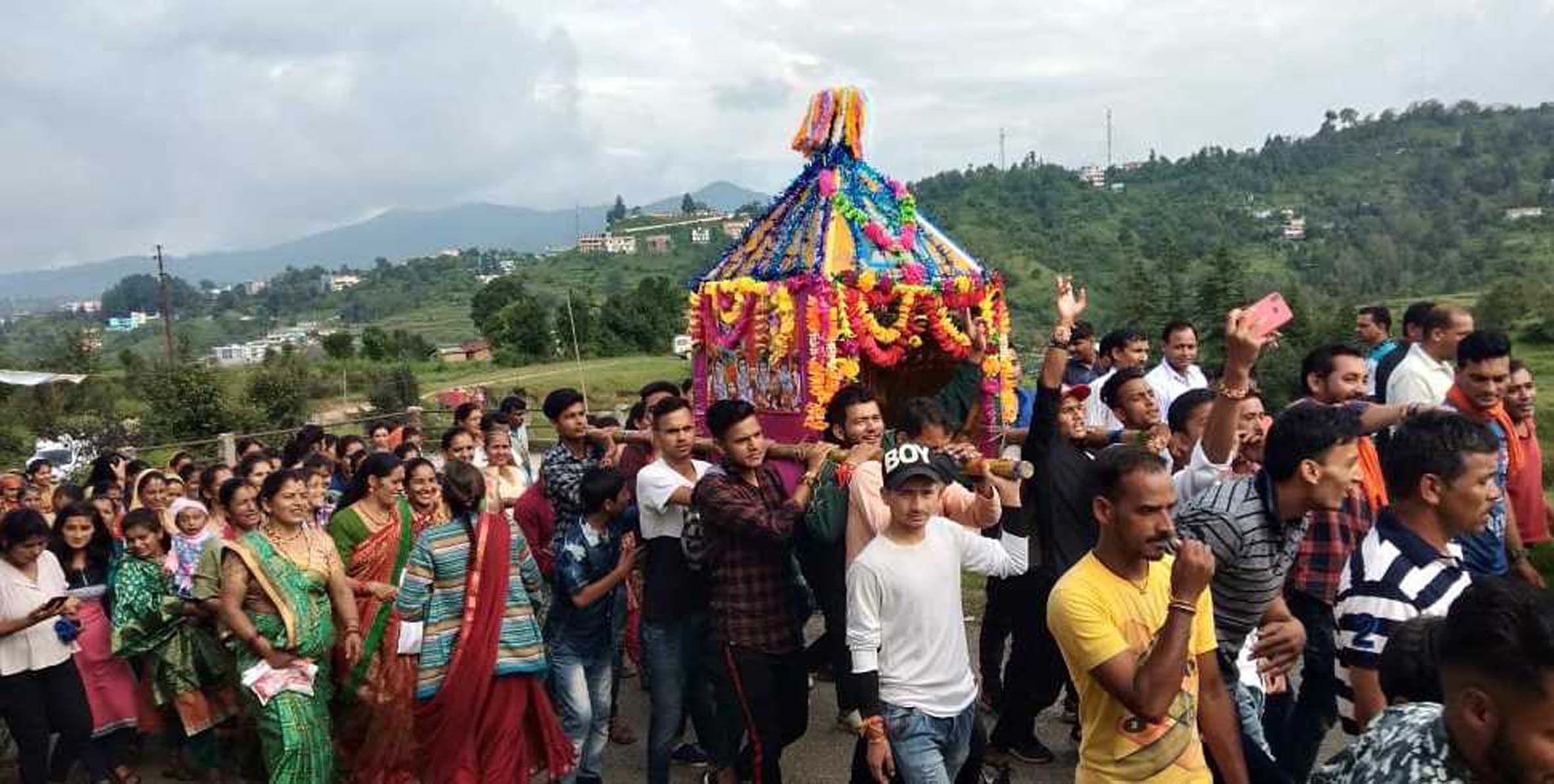 ढकना बडोला श्रीकृष्ण जन्मोत्सव में डोले को मंदिर ले जाते श्रद्धालु।