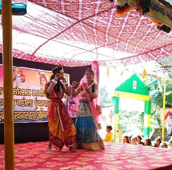 ढकना बडोला श्रीकृष्ण महोत्सव में सांस्कृतिक कार्यक्रम पेश करते कलाकार।