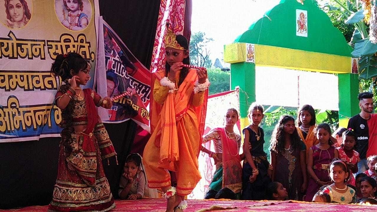 ढकना बडोला श्रीकृष्ण जन्मोत्सव में नृत्य करते राधा-कृष्ण।