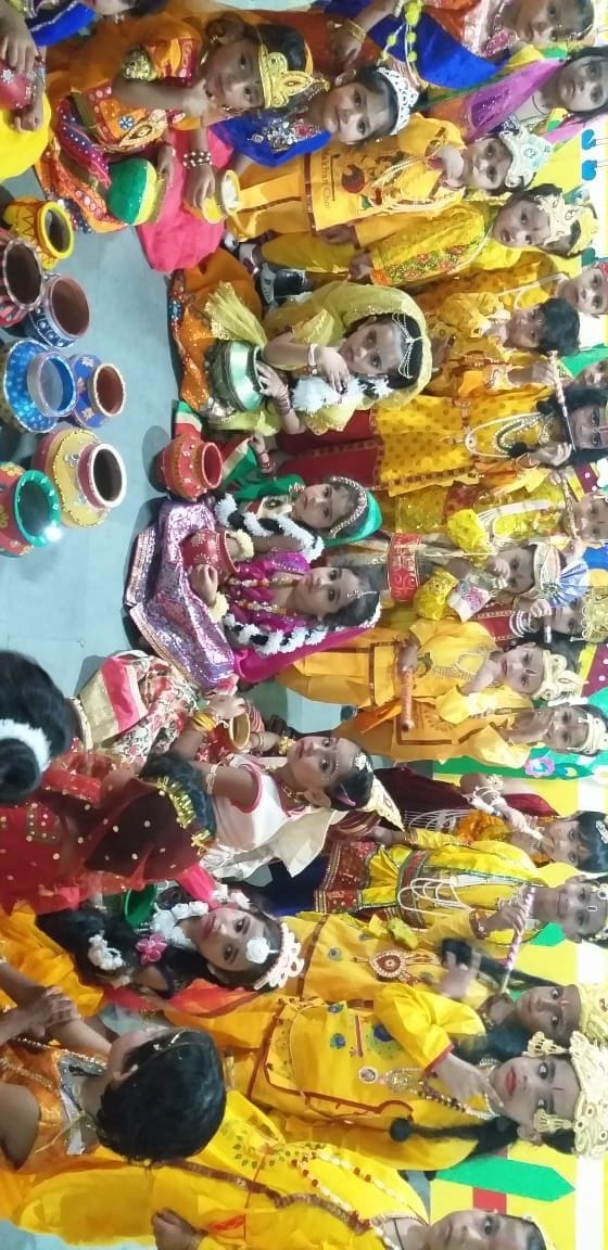 रेडिएंट स्टार्स स्कूल में मटकी लेकर बैठी गोपिकाओं के वेश में छात्राएं। रेडिएंट स्टार्स स्कूल में मटकी लेकर बैठी गोपिकाओं के वेश में छात्राएं।