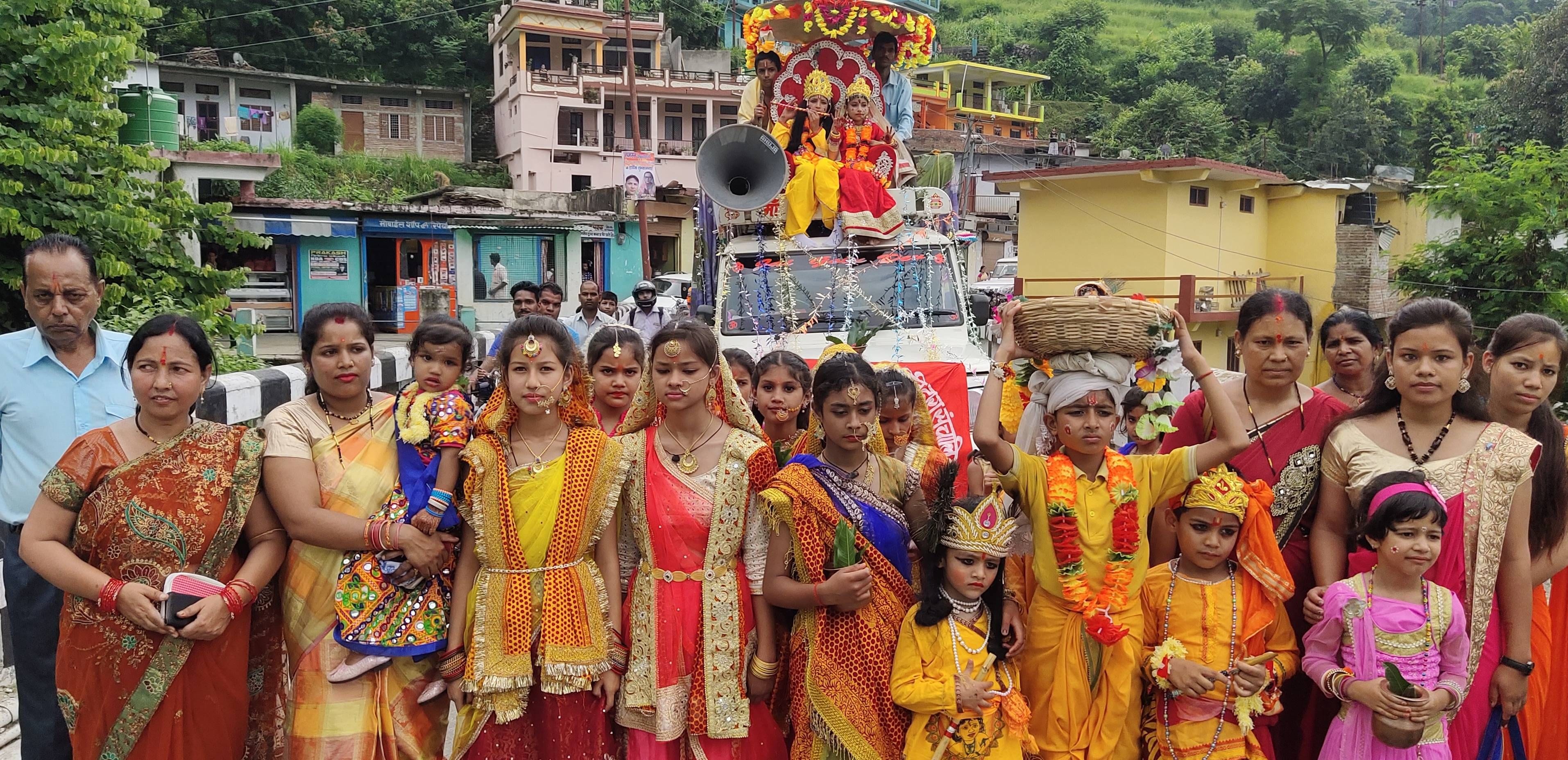 गणाई में जन्माष्टमी पर्व पर झांकी निकालते स्कूली बच्चे और स्थानीय लोग। अमर उजाला गणाई में जन्माष्टमी पर्व पर झांकी निकालते स्कूली बच्चे और स्थानीय लोग। अमर उजाला