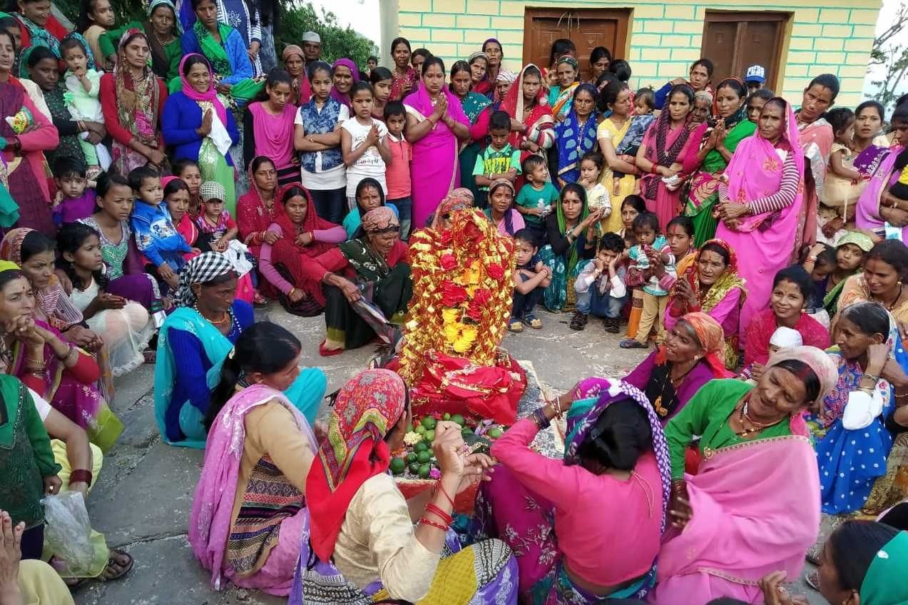 लोहाघाट के दूरस्थ जिंडी गांव में मांगलिक गीत गाकर मां गौरा की पूजा-अर्चना करती महिलाएं। लोहाघाट के दूरस्थ जिंडी गांव में मांगलिक गीत गाकर मां गौरा की पूजा-अर्चना करती महिलाएं।