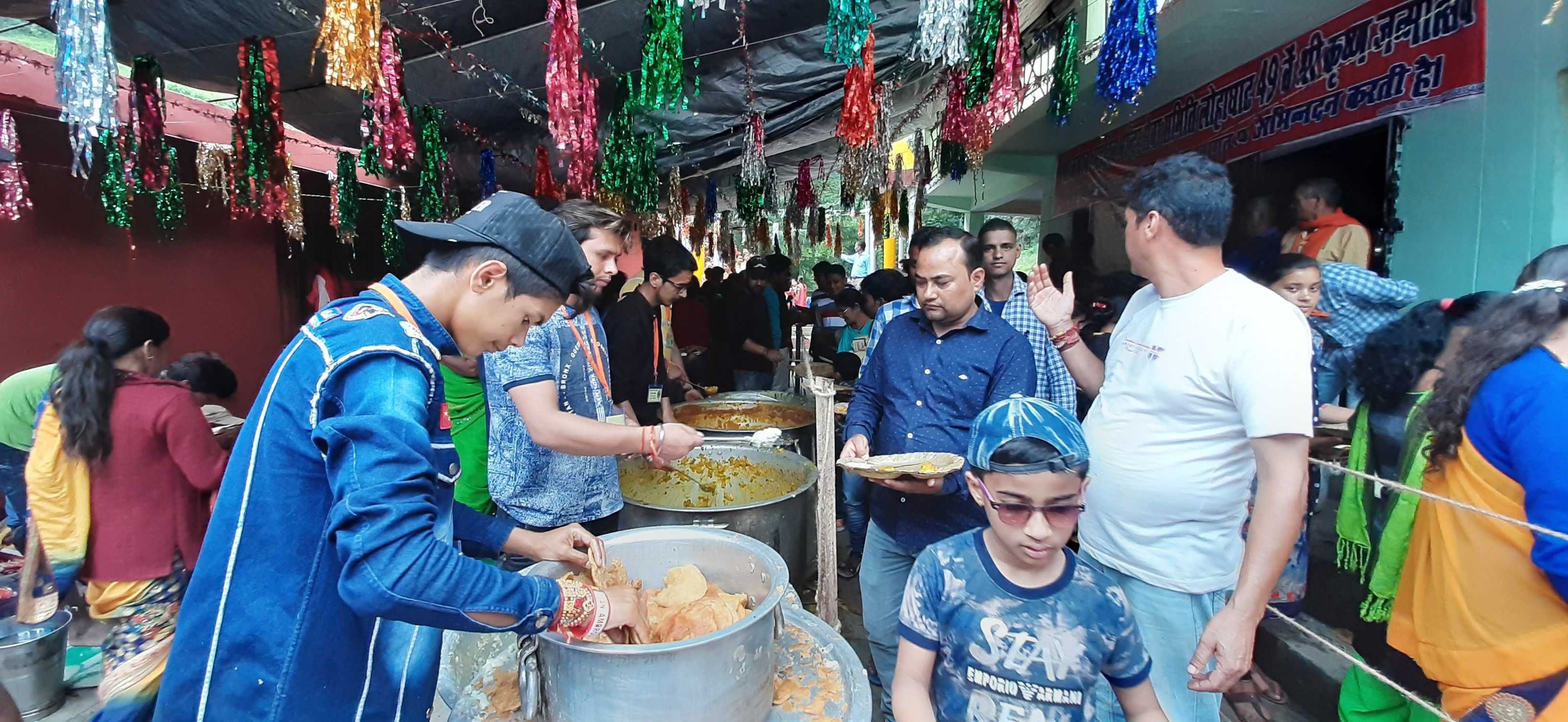 लोहाघाट के शिवालय मंदिर में श्रीमद भागवत कथा के समापन आयोजित भंडारे में प्रसाद ग्रहण करते श्रद्?