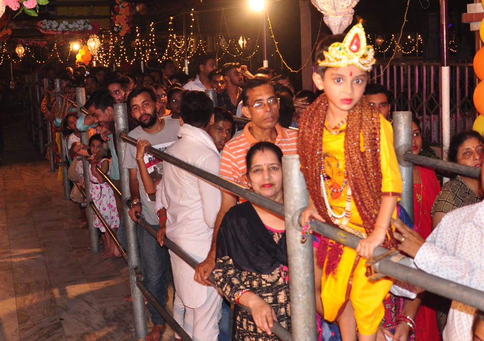 भूतेश्वर मन्दिर मे सजा शिवलिंग को देखने के लिये लगी श्रद्घालु की कतार भूतेश्वर मन्दिर मे सजा शिवलिंग को देखने के लिये लगी श्रद्घालु की कतार