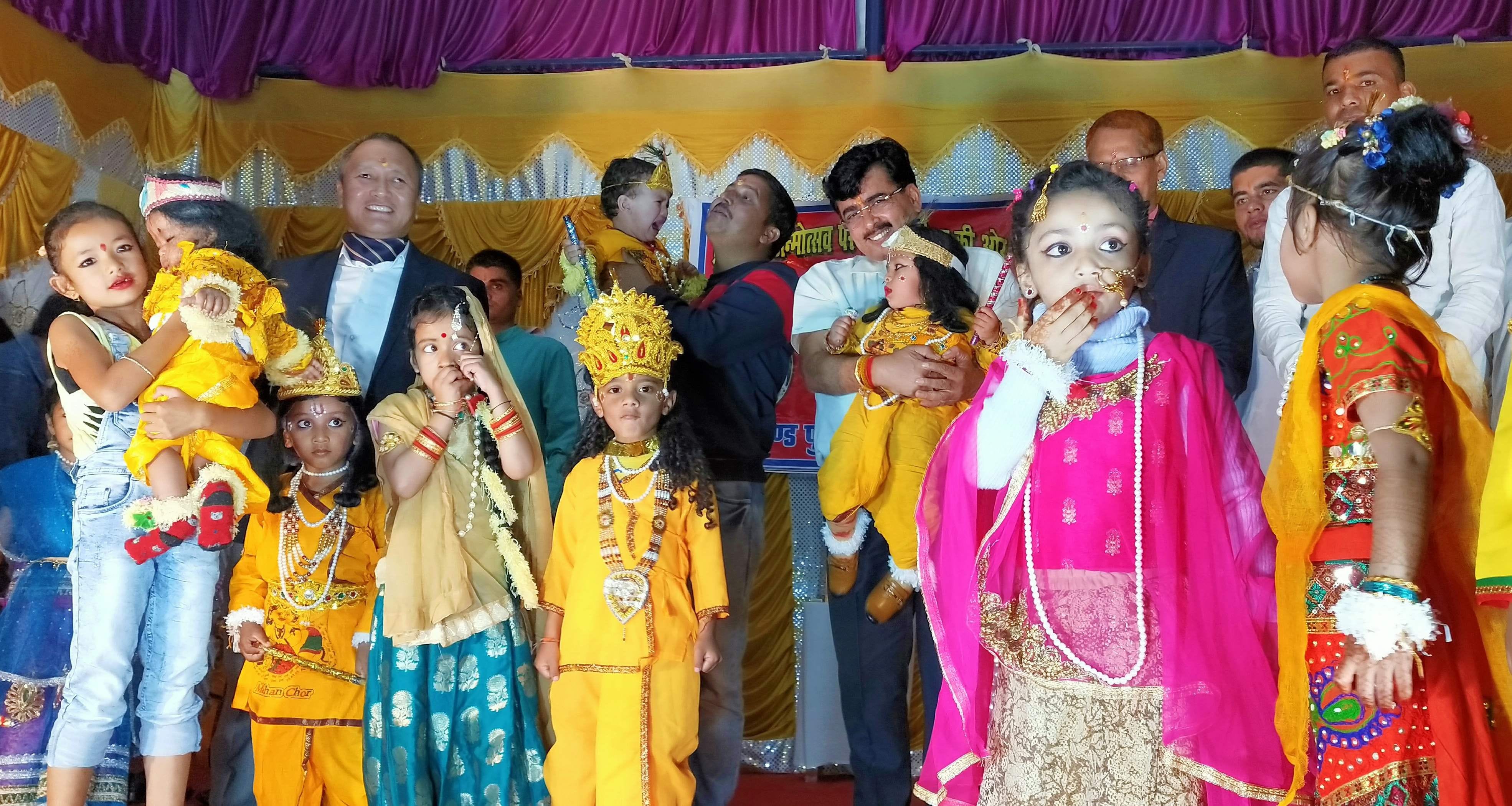चंपावत पुलिस लाइन में राधा-कृष्ण का रूप धरे बच्चों के साथ अतिथिगण। चंपावत पुलिस लाइन में राधा-कृष्ण का रूप धरे बच्चों के साथ अतिथिगण।