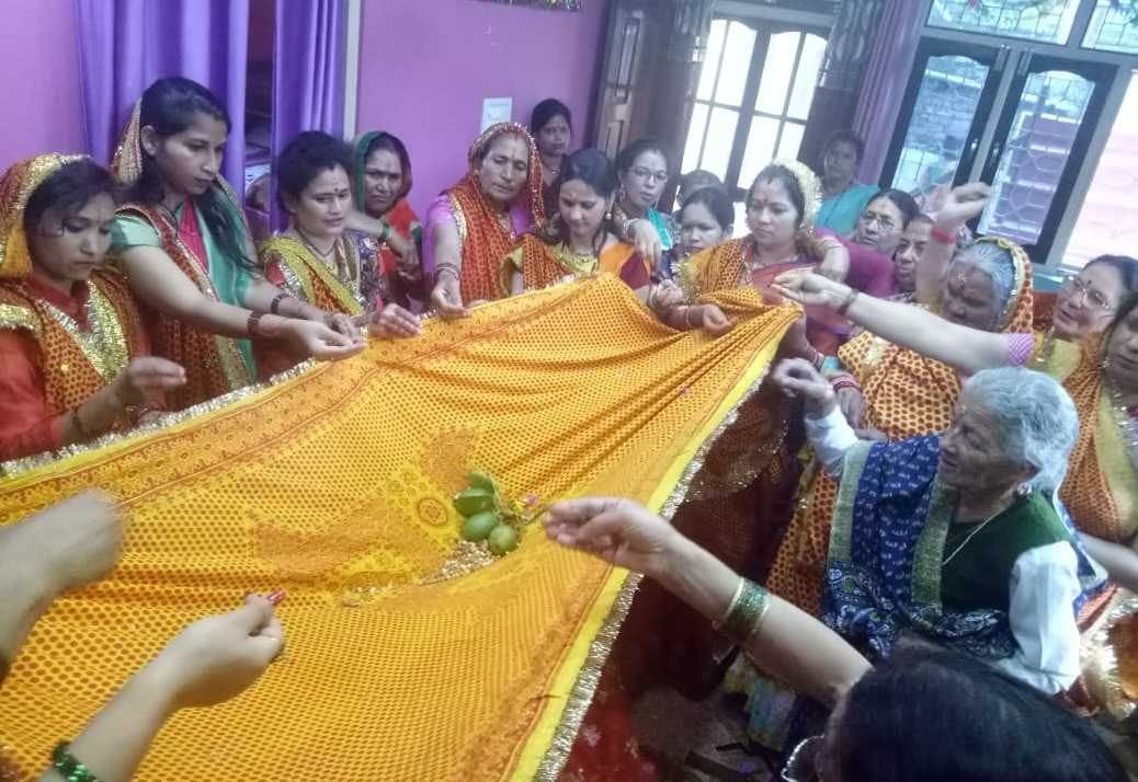 लोहाघाट के ठाडाढुंगा मोहल्ले में चल रहे गौरा महोत्सव में आंचल में फल डालकर मन्नतें मांगतीं महिल? लोहाघाट के ठाडाढुंगा मोहल्ले में चल रहे गौरा महोत्सव में आंचल में फल डालकर मन्नतें मांगतीं महिल?