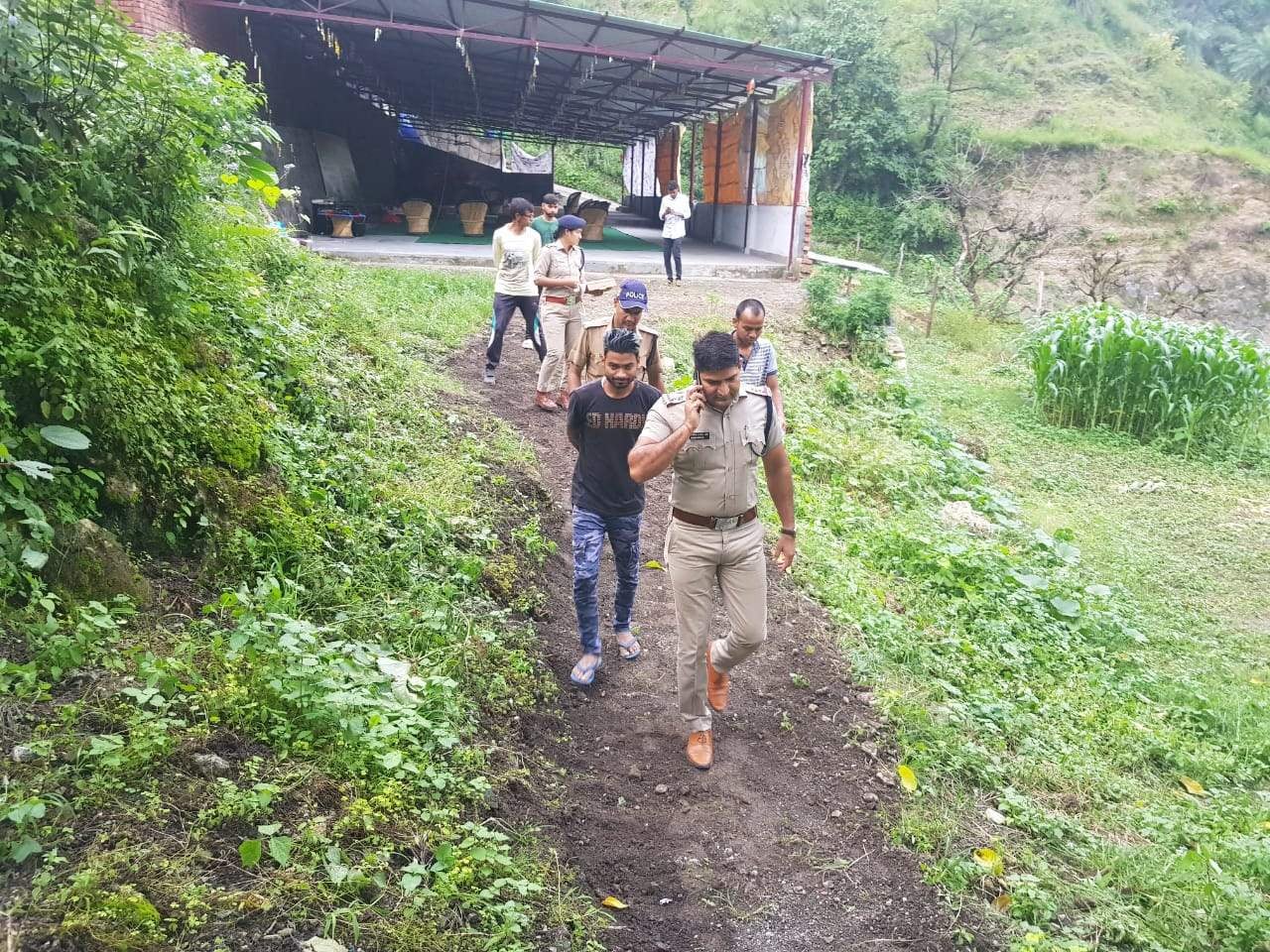 देहरादून में सहस्त्रधारा रोड स्थित परमधाम आश्रम में जांच करती पुलिस। 