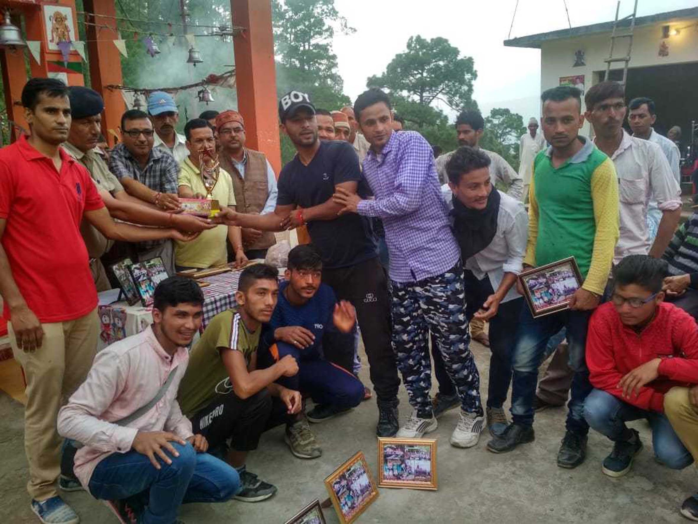 भिंगराड़ा ऐड़ी बाल कृष्ण मेले में वॉलीबाल प्रतियोगिता की विजेता रीठा साहिब को ट्राफी देते निवर् भिंगराड़ा ऐड़ी बाल कृष्ण मेले में वॉलीबाल प्रतियोगिता की विजेता रीठा साहिब को ट्राफी देते निवर्