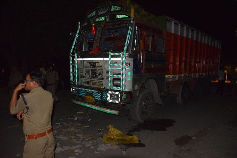 रुद्रपुर के छतरपुर में हादसे के बाद लोगों द्वारा क्षतिग्रस्त किया गया ट्रक। रुद्रपुर के छतरपुर में हादसे के बाद लोगों द्वारा क्षतिग्रस्त किया गया ट्रक।