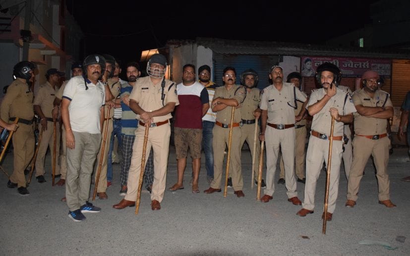रुद्रपुर के छतरपुर में बवाल के बाद तैनात पुलिस फोर्स। रुद्रपुर के छतरपुर में बवाल के बाद तैनात पुलिस फोर्स।