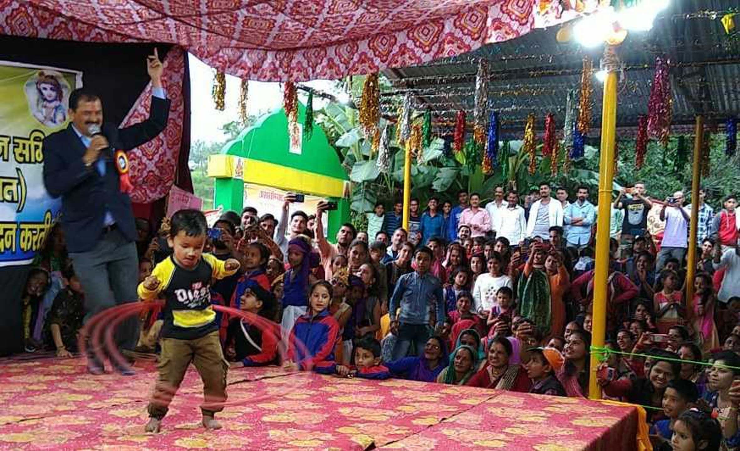 ढकना बडोला श्रीकृष्ण जन्मोत्सव के सांस्कृतिक कार्यक्रम में नृत्य पेश करता छोटा बच्चा। ढकना बडोला श्रीकृष्ण जन्मोत्सव के सांस्कृतिक कार्यक्रम में नृत्य पेश करता छोटा बच्चा।