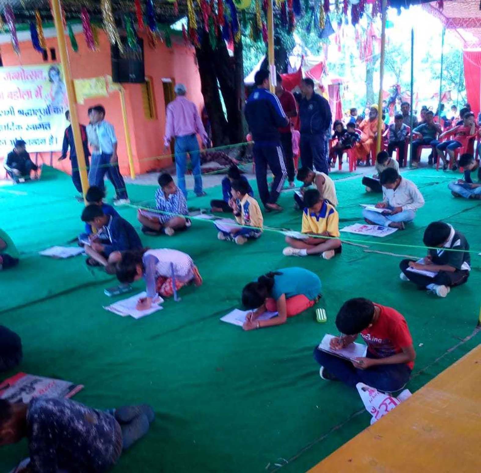 ढकना बडोला में सुलेख प्रतियोगिता में शिरकत करते छात्र-छात्राएं। ढकना बडोला में सुलेख प्रतियोगिता में शिरकत करते छात्र-छात्राएं।
