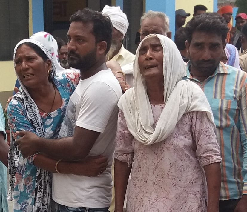 गदरपुर सीएससी में पिता-पुत्र की मौत पर बिलखते परिजन। गदरपुर सीएससी में पिता-पुत्र की मौत पर बिलखते परिजन।