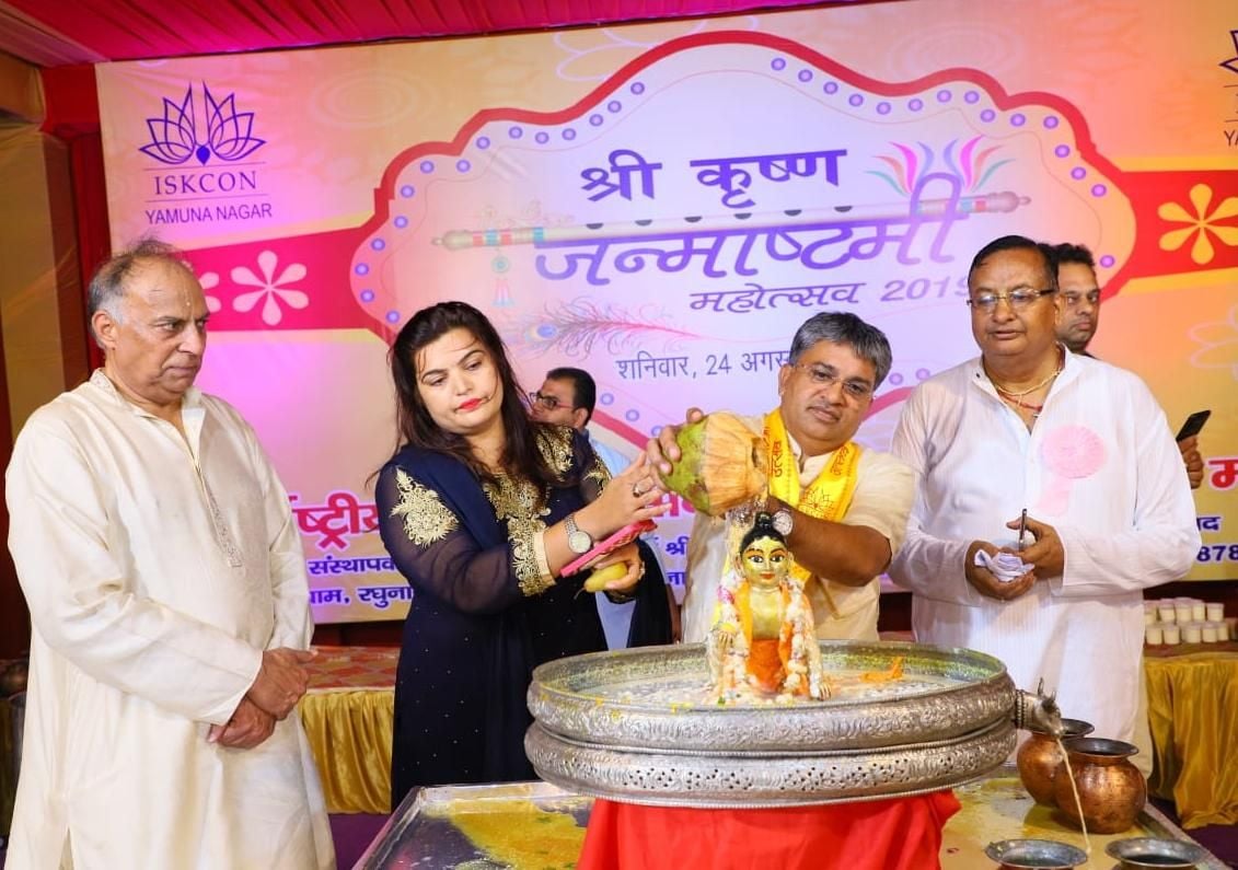 इस्कॉन मंदिर में भगवान श्रीकृष्ण का जलाभिषेक करते मेयर मदन चौहान व अन्य इस्कॉन मंदिर में भगवान श्रीकृष्ण का जलाभिषेक करते मेयर मदन चौहान व अन्य