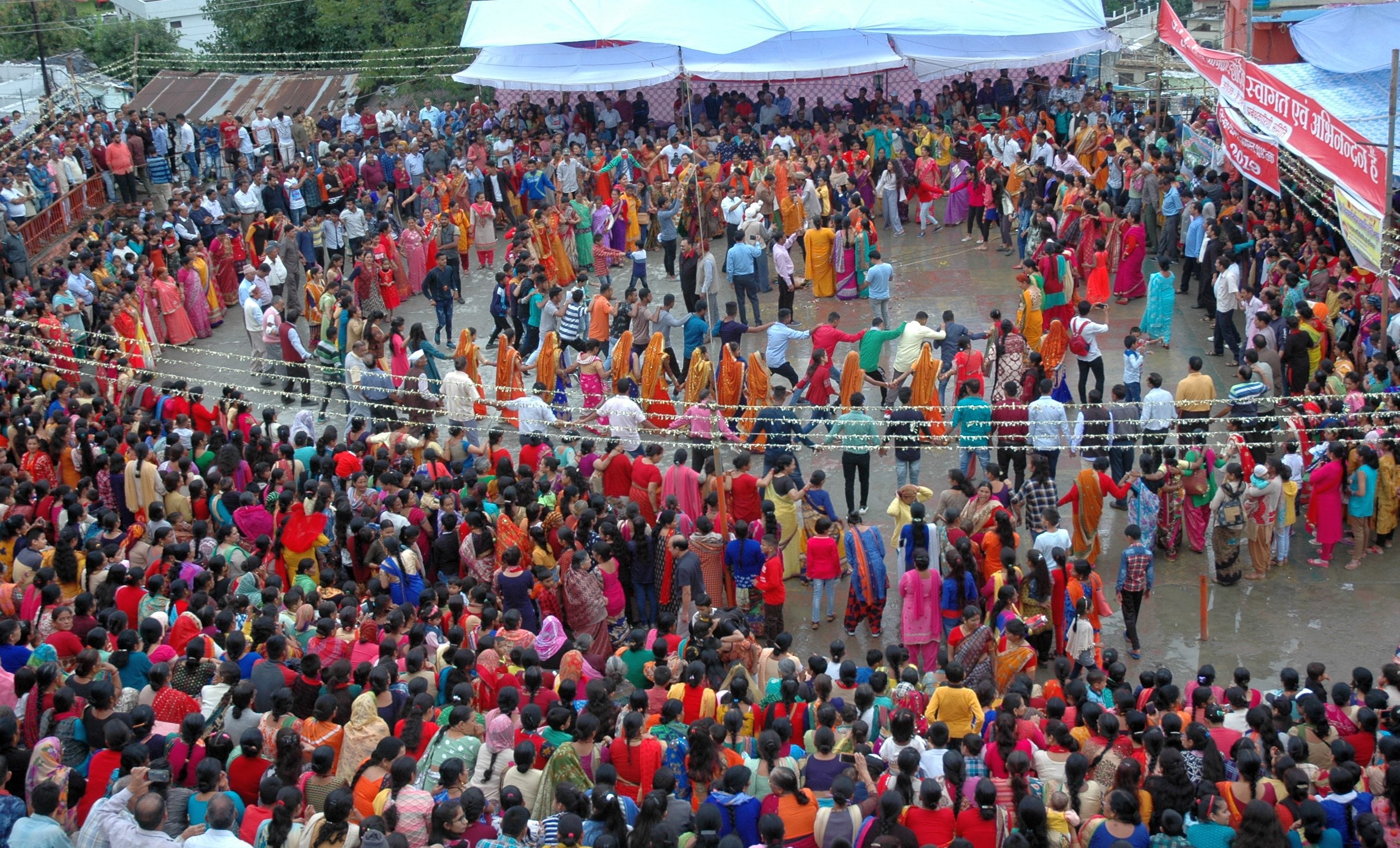 पिथौरागढ़ के रामलीला मैदान में आंठू खेल लगाते महिला-पुरुष। अमर उजाला पिथौरागढ़ के रामलीला मैदान में आंठू खेल लगाते महिला-पुरुष। अमर उजाला