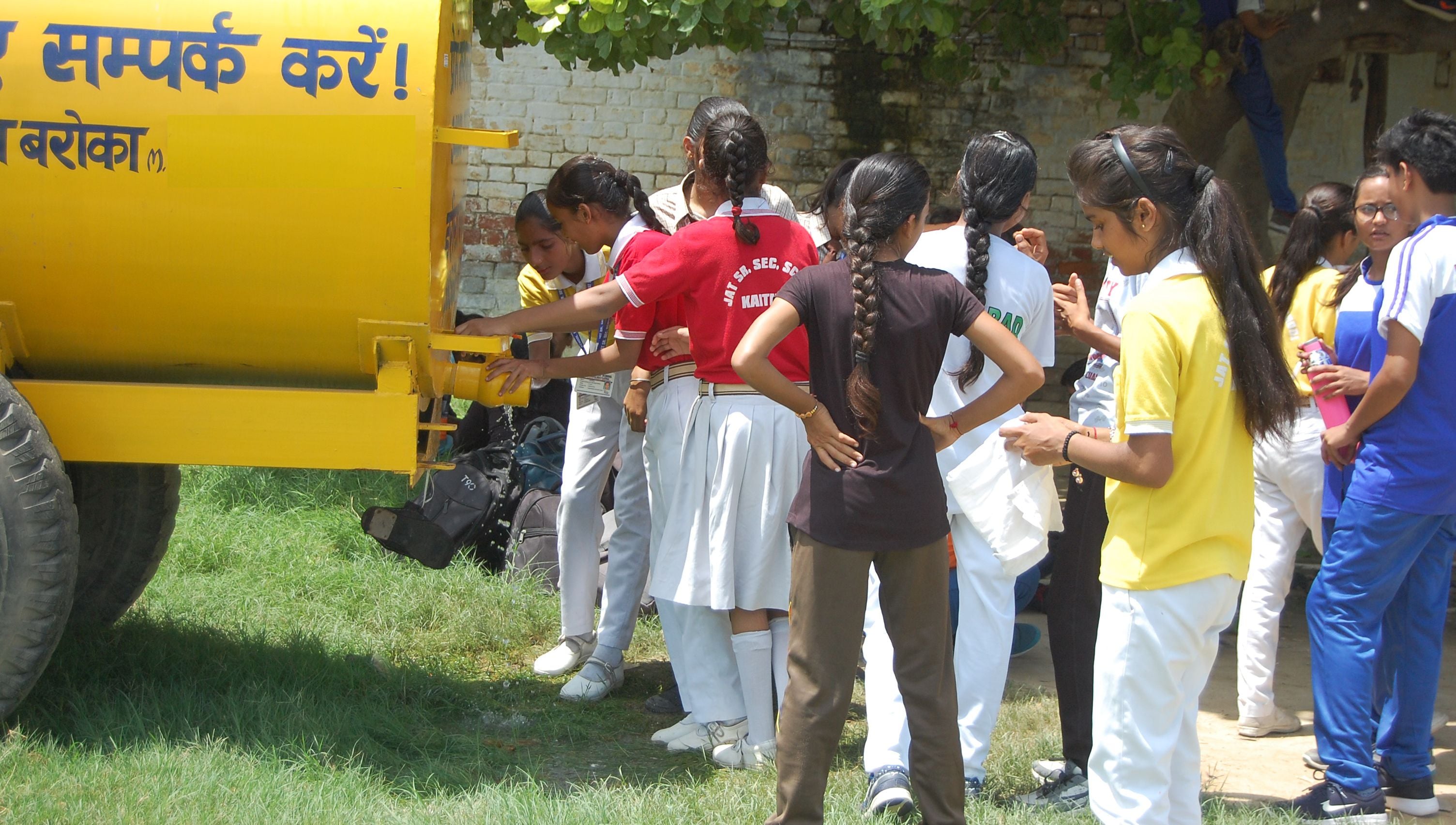 06-कैथल। जाट खेल स्टेडियम में भीष्ण गर्मी के बीच पानी पीने के लिए टैंक पर लगी खिलाडिय़ों की भीड़। 06-कैथल। जाट खेल स्टेडियम में भीष्ण गर्मी के बीच पानी पीने के लिए टैंक पर लगी खिलाडिय़ों की भीड़।