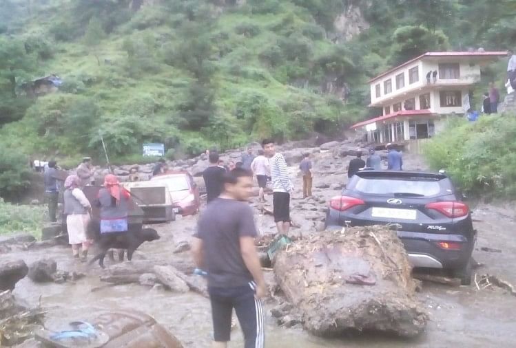 हिमाचल: बादल फटने से घरों को नुकसान, नेशनल हाईवे ठप, पुलिया बहने से मणिमहेश यात्रा रोकी बादल फटने से तबाही