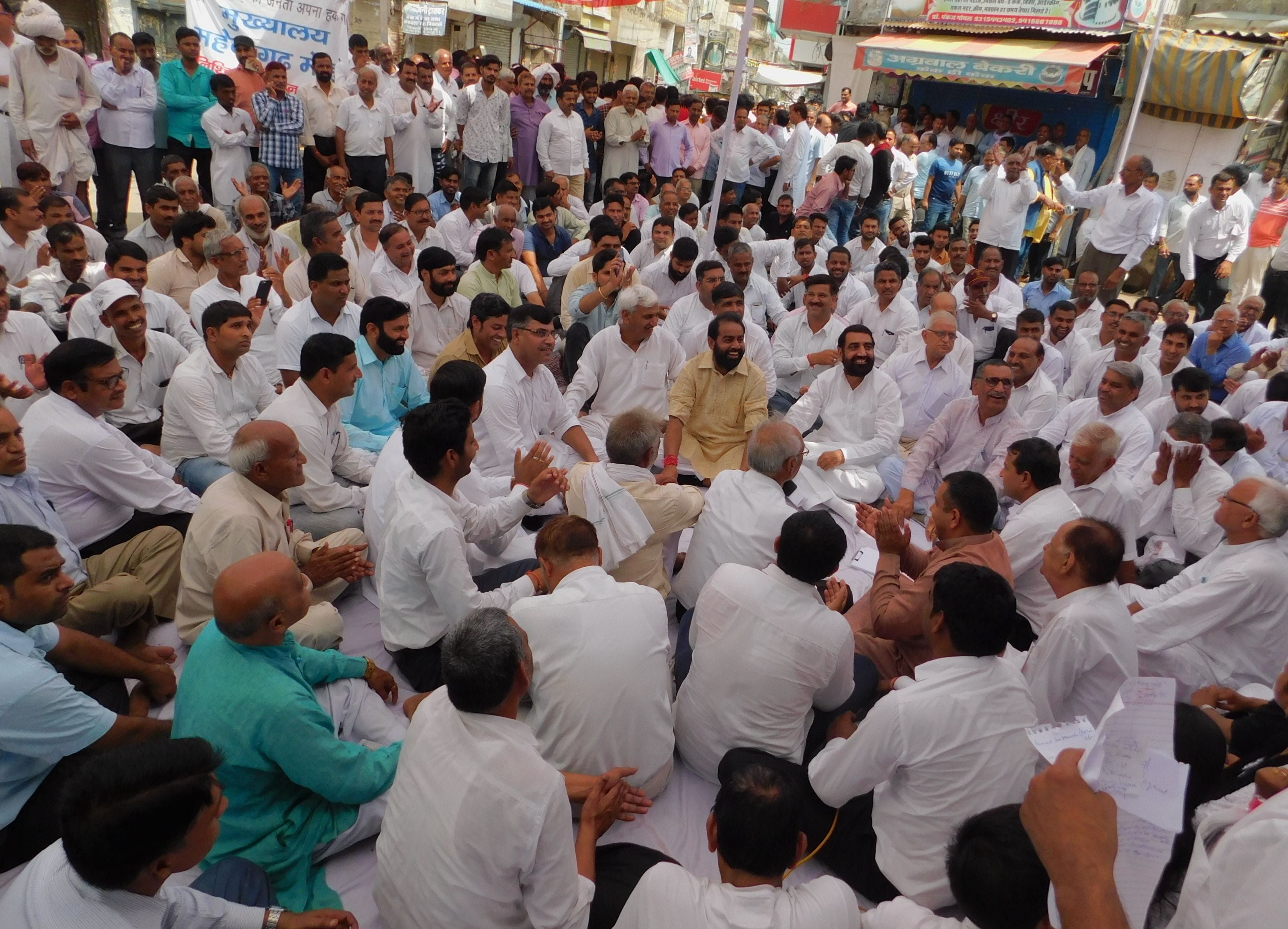 परशुराम चौक पर धरने पर बैठे बार एसोसिएशन, व्यापार मंडल के सदस्य और सामाजिक संगठन के सदस्य परशुराम चौक पर धरने पर बैठे बार एसोसिएशन, व्यापार मंडल के सदस्य और सामाजिक संगठन के सदस्य