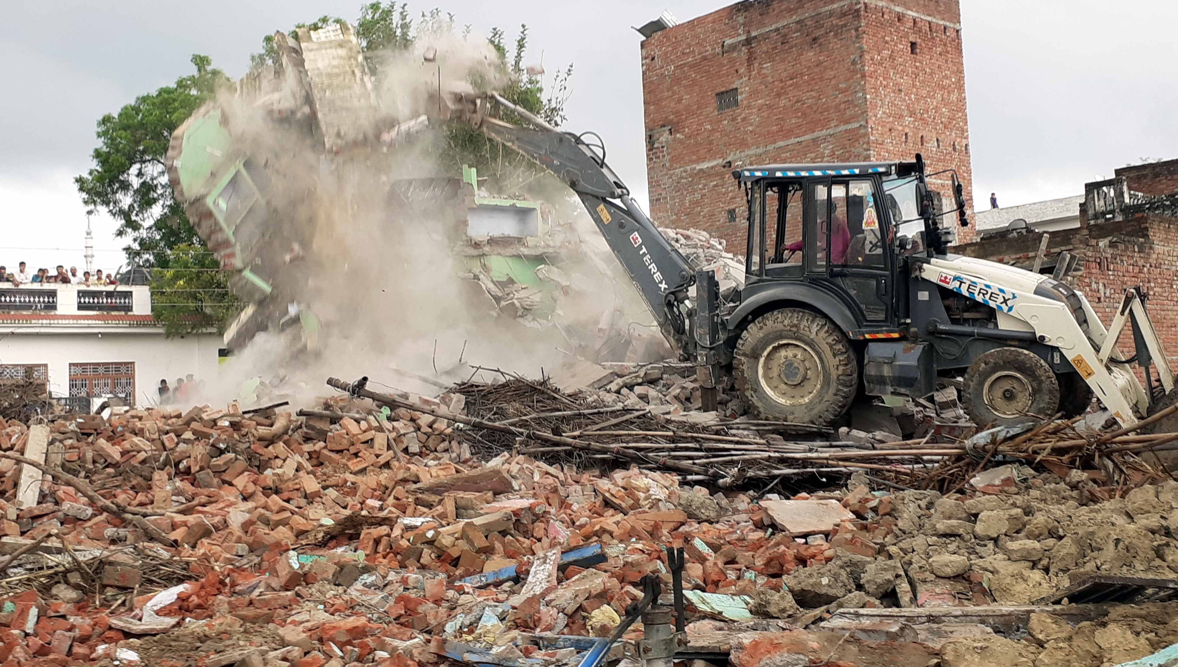 समसपुर में मकानों को ध्वस्त करती जेसीबी समसपुर में मकानों को ध्वस्त करती जेसीबी