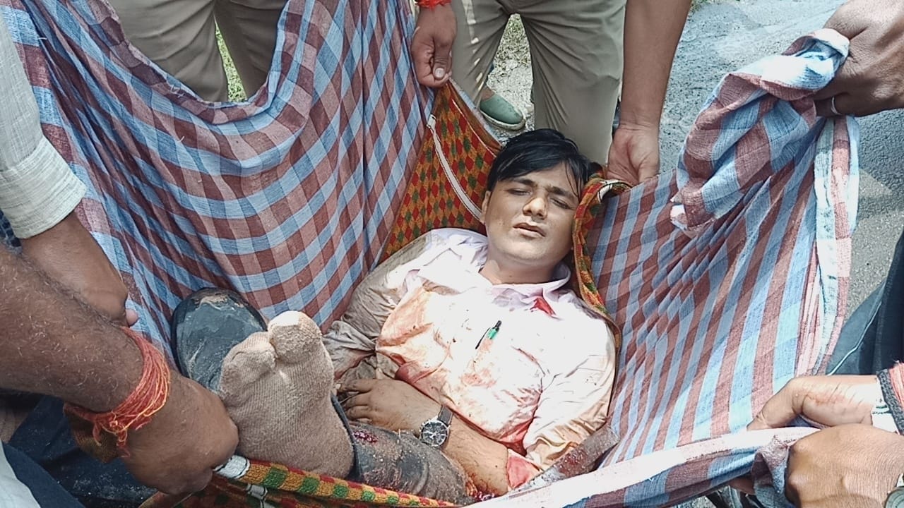 झांसी के बरुआसागर में ट्रक की टक्कर से घायल एमआर को मेडिकल कॉलेज लेकर जाती पुलिस। झांसी के बरुआसागर में ट्रक की टक्कर से घायल एमआर को मेडिकल कॉलेज लेकर जाती पुलिस।