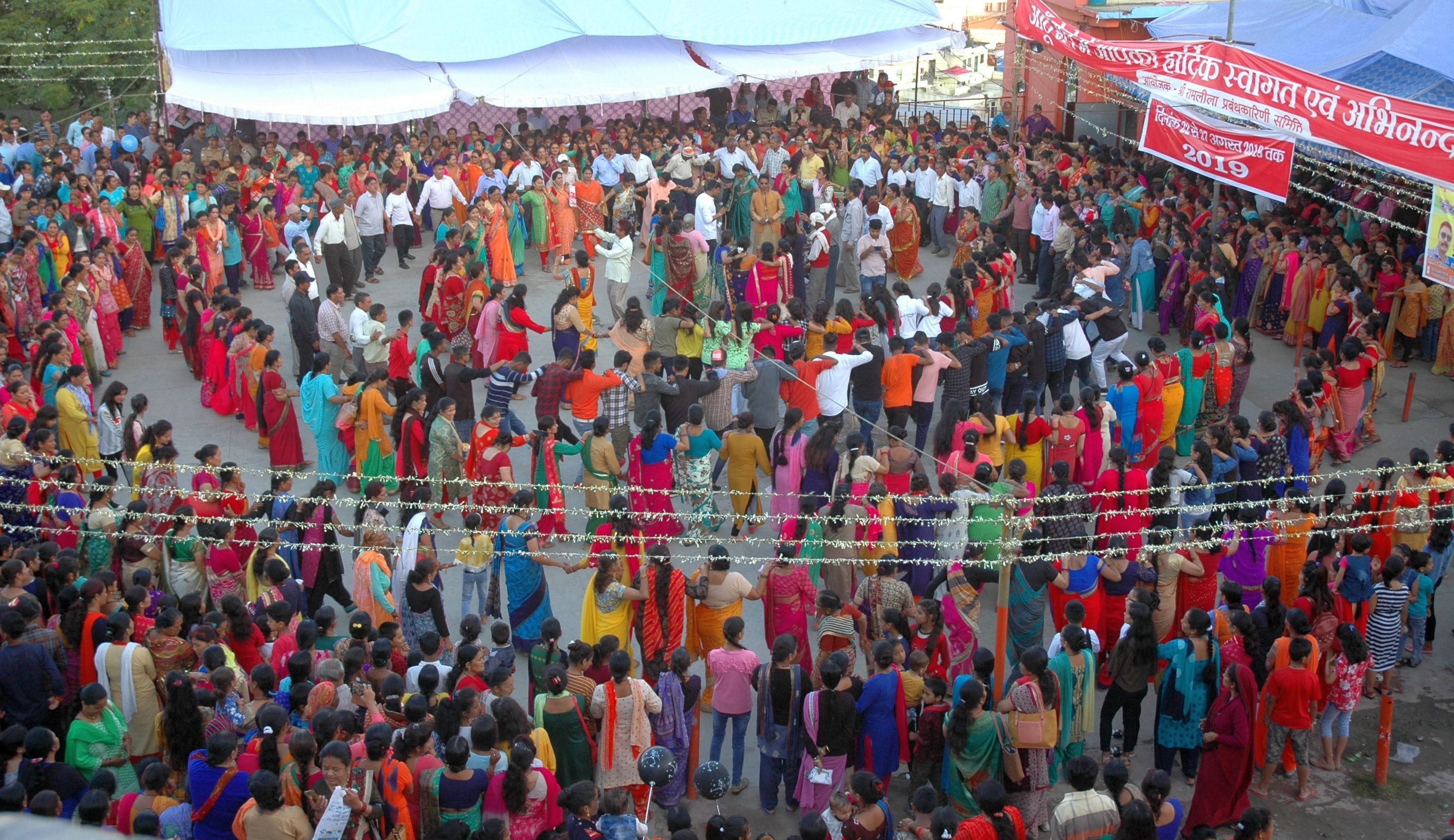 थिरागढ़ में चल रहे सातूं-आठूं महोत्सव में आठूं खेल लगाते महिला-पुरुष। अमर उजाला