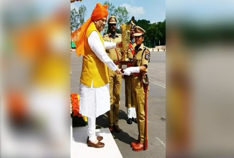 रिचा तोमर को सम्मानित करते अमित शाह