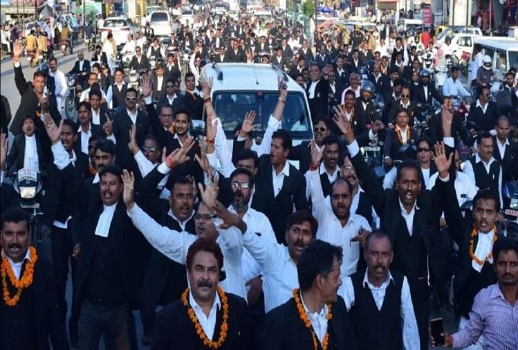 शिक्षा अधिकरण के लिए आज प्रयागराज बंद, कचहरी के अधिवक्ता भी समर्थन में उतरे कहा नहीं करेंगे काम वकीलों का प्रदर्शन