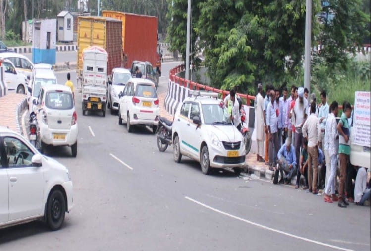 आरएफआईडी टैग के लिए लगी लंबी लाइन