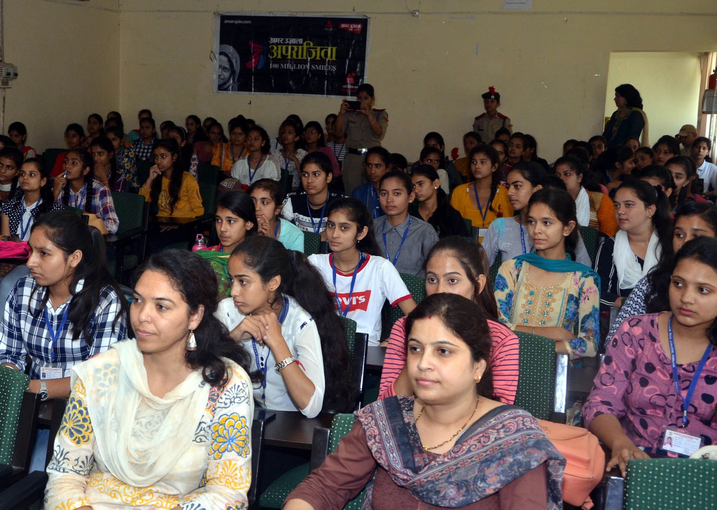 डिग्री कालेज हमीरपुर में आयोजित अपराजिता कार्यक्रम में उपस्थित कालेज प्राध्यापक और छात्राएं। डिग्री कालेज हमीरपुर में आयोजित अपराजिता कार्यक्रम में उपस्थित कालेज प्राध्यापक और छात्राएं।