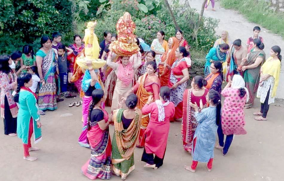 लोहाघाट पीडब्लूडी कालोनी में मां गौरा को मांगलिक गीतों के साथ विदाई देतीं महिलाएं।