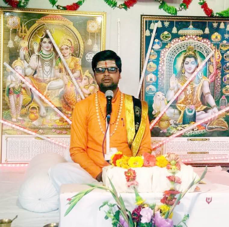 लोहाघाट के रायनगर चौड़ी में चल रही महाशिव पुराण कथा का वाचन करते व्यास प्रकाश कृष्ण शास्त्री। लोहाघाट के रायनगर चौड़ी में चल रही महाशिव पुराण कथा का वाचन करते व्यास प्रकाश कृष्ण शास्त्री।