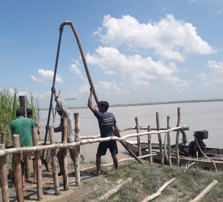 3ए - फतेहपुर प्रेम में गंगातटबध को मजबुत करने के लिए चल रहे कार्य के लिए मंगाई गई बल्लियां आदि। (हस् 3ए - फतेहपुर प्रेम में गंगातटबध को मजबुत करने के लिए चल रहे कार्य के लिए मंगाई गई बल्लियां आदि। (हस्