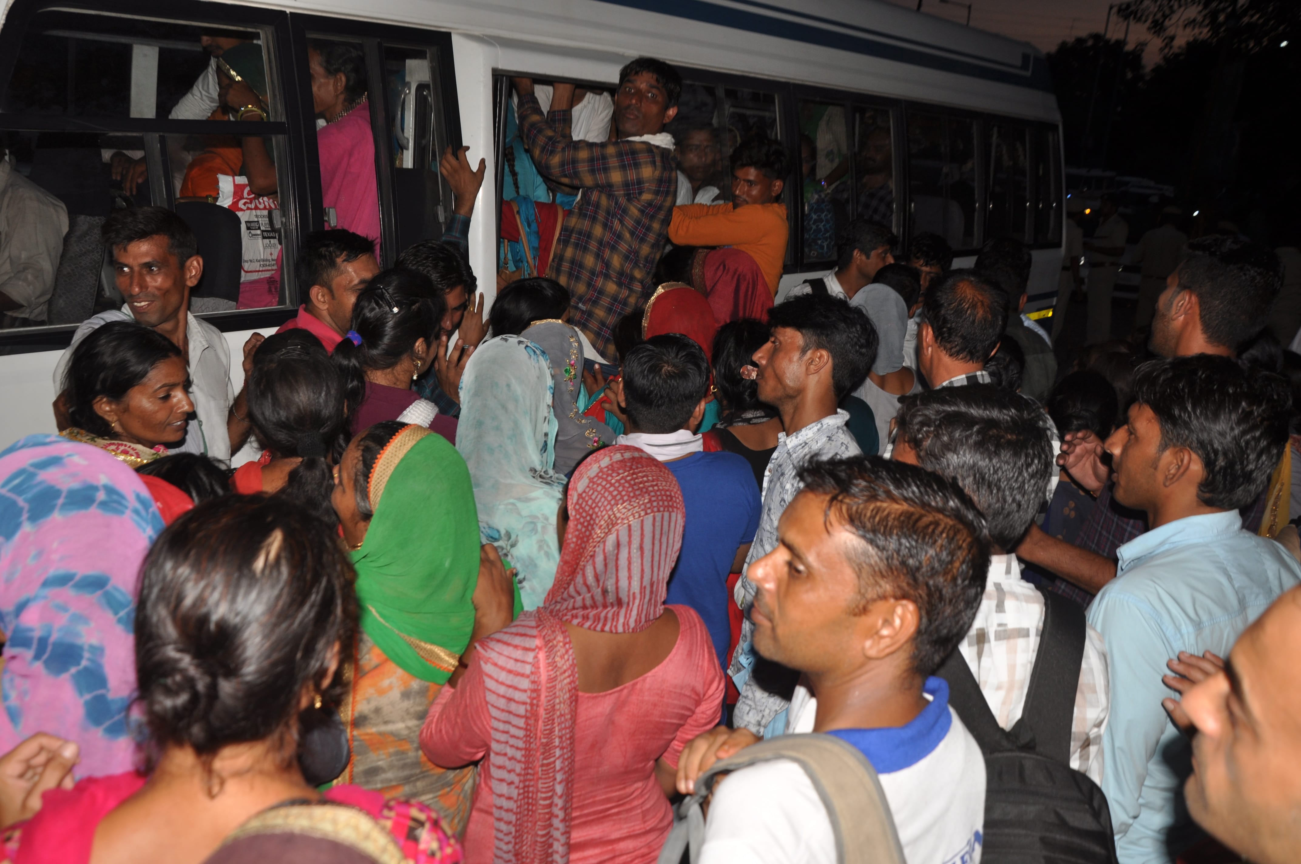 शिक्षक प्रेरक संघ के सदस्य सेक्टर 7 और 18 की रोड पर अपनी गिरफ्तारियां देते हुए। शिक्षक प्रेरक संघ के सदस्य सेक्टर 7 और 18 की रोड पर अपनी गिरफ्तारियां देते हुए।