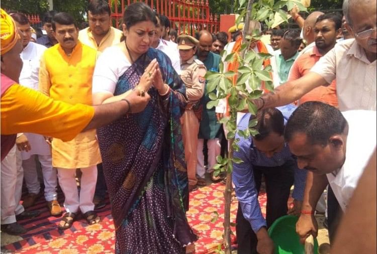 कल से दो दिवसीय दौरे पर अमेठी आएंगी केंद्रीय मंत्री स्मृति, विभिन्न कार्यक्रमों में लेंगी हिस्सा केंद्रीय मंत्री स्मृति ईरानी