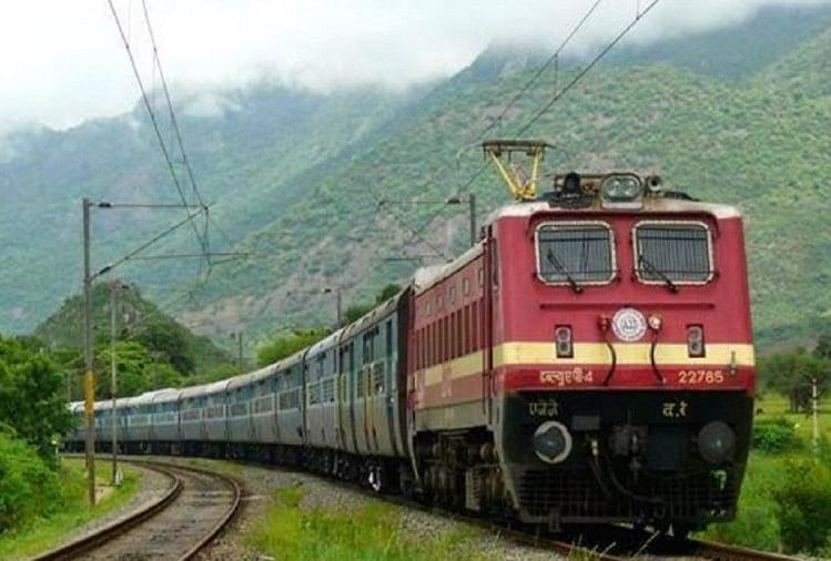 सेना के जवान को चलती ट्रेन से दिया धक्का, हालत गंभीर प्रतीकात्मक तस्वीर